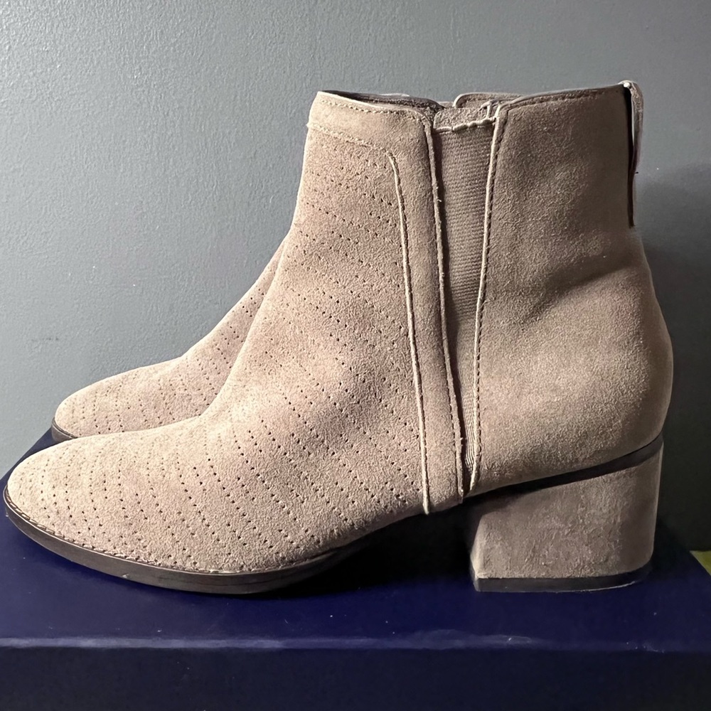 Splendid  Gray Suede V Side Gore Ankle  Booties size 9